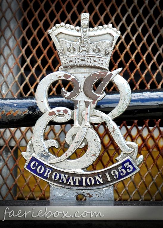 Liz II Coronation Badge